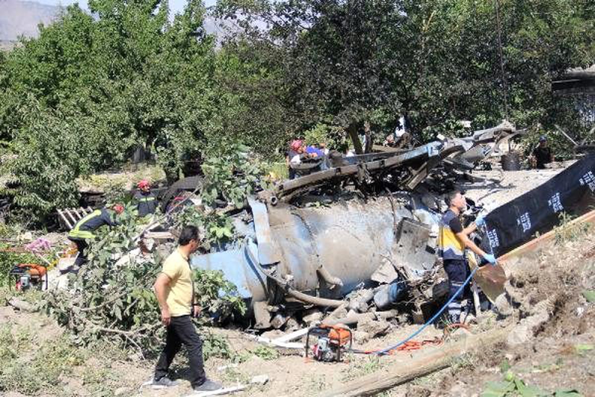 Kontrolden çıkan su tankeri müstakil eve çarptı (1)