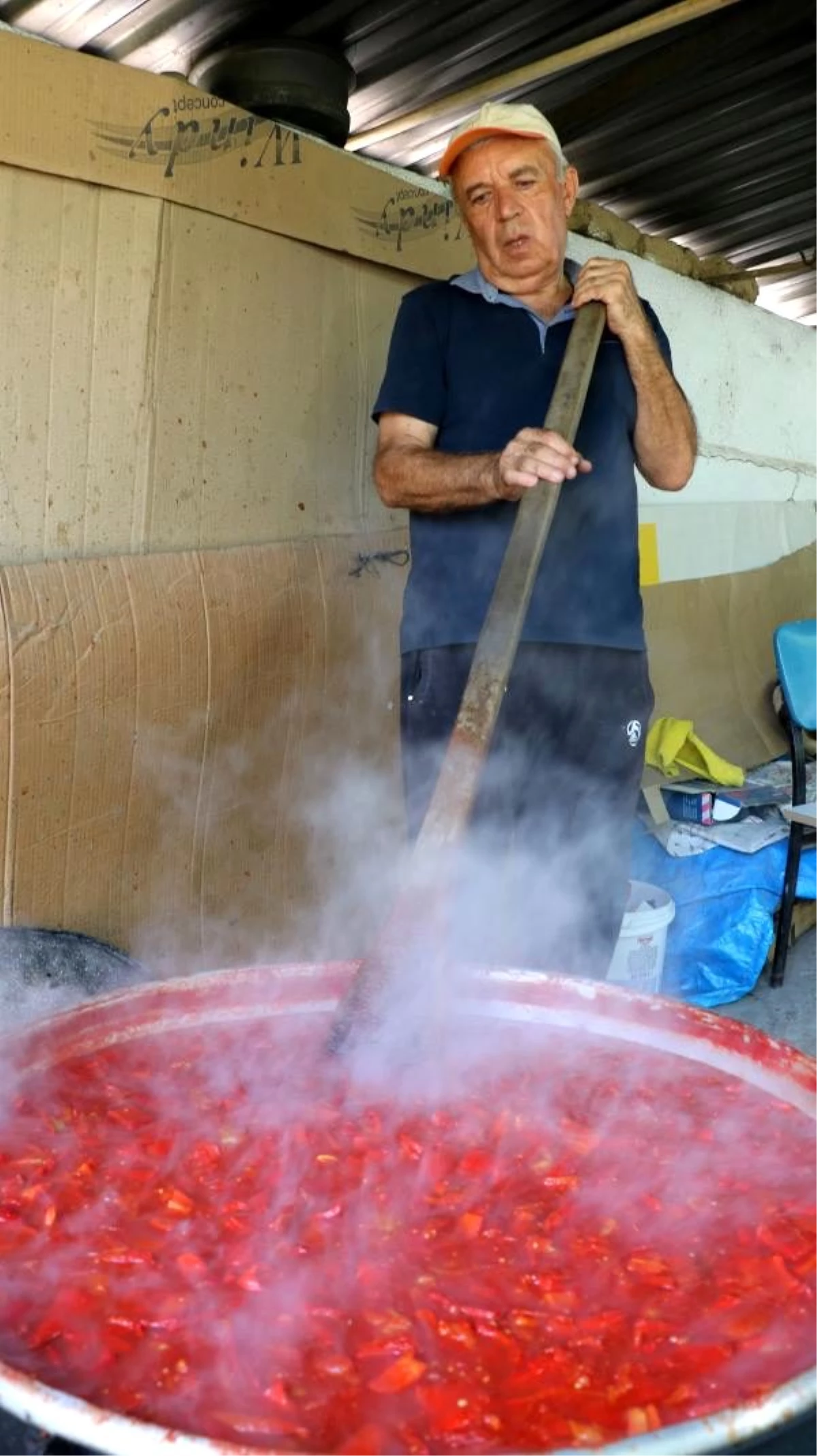 Köylerde kışlık salçalar hazırlanıyor