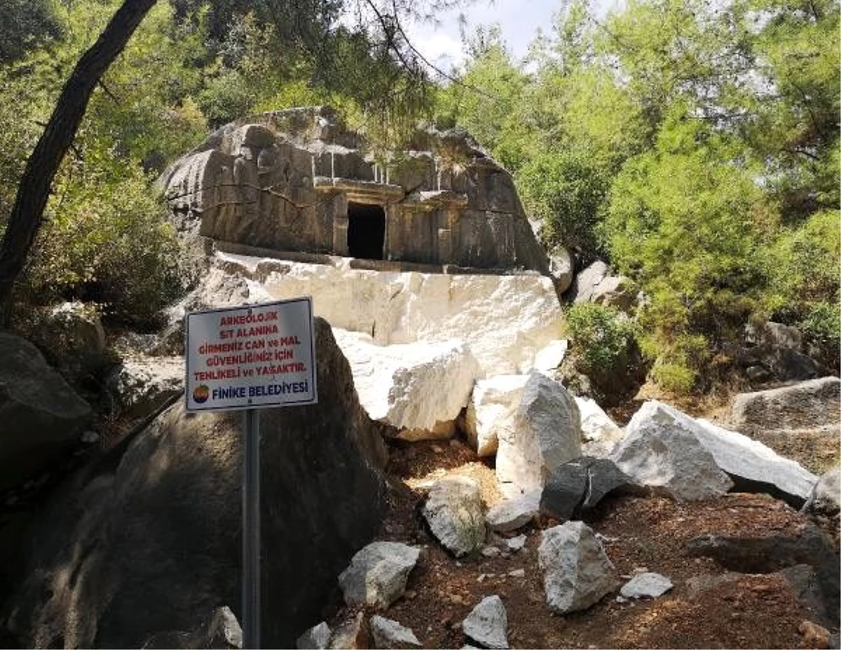 Likya dönemi kaya mezarı, eyp ile patlatılarak tahrip edildi