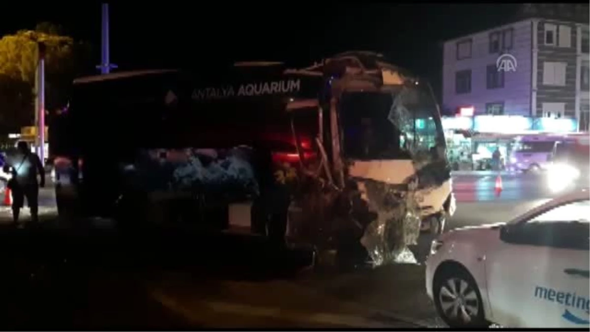 Manavgat\'ta tur minibüsü ile otobüs çarpıştı: 13 yaralı