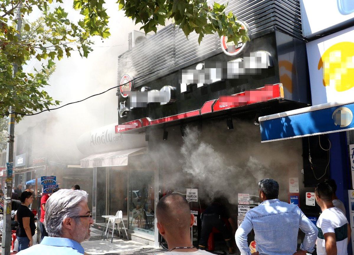 Manisa\'da bir pizzacıda korkutan yangın