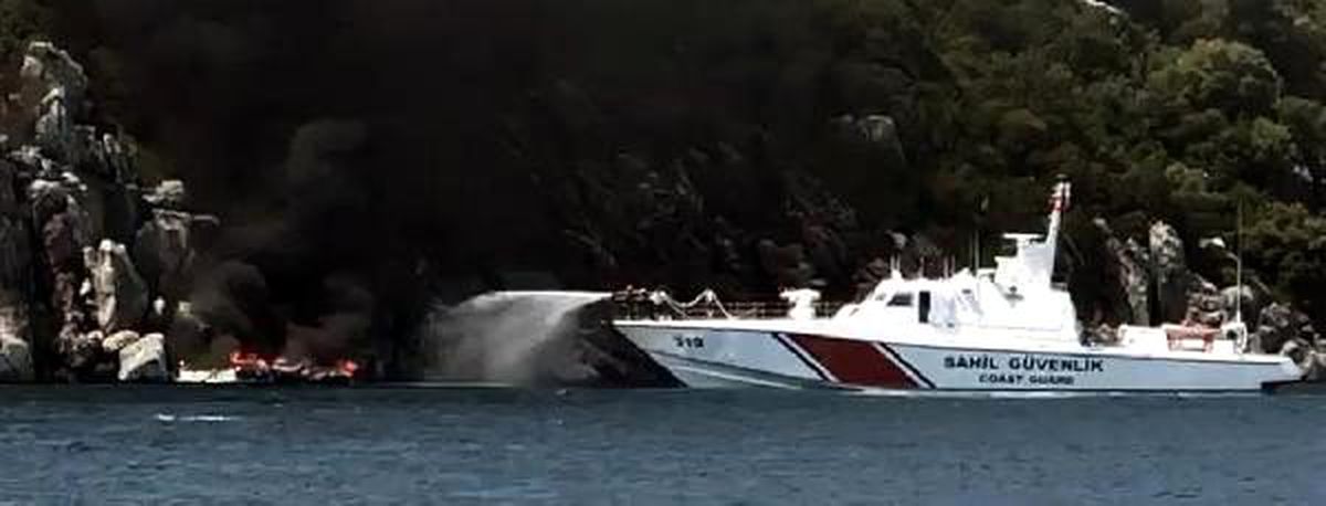 Marmaris\'te yanan 10 metrelik tekne battı, 3 kişi kurtarıldı