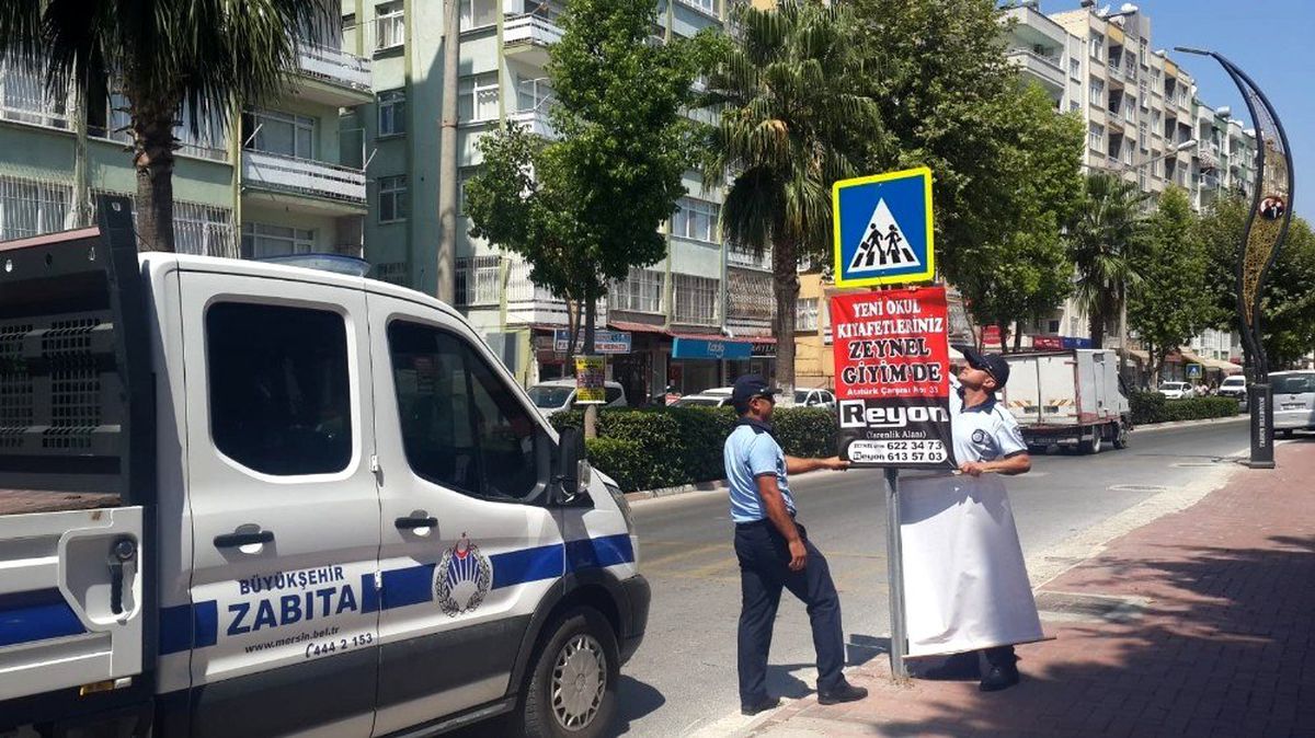 Mersin\'de izinsiz asılan afiş ve pankartlara izin yok