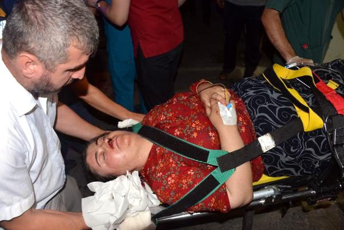 Otomobil dereye devrildi: 3 ölü, 5 yaralı