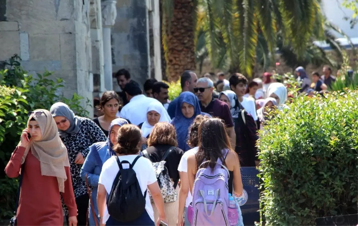 Restorasyon çalışmalarına rağmen akın ettiler