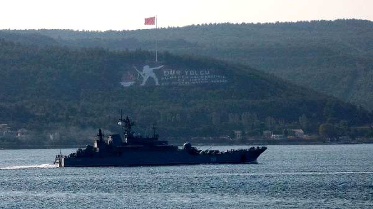 Rus savaş gemisi \'caesar kunikov\' çanakkale boğazı\'ndan geçti