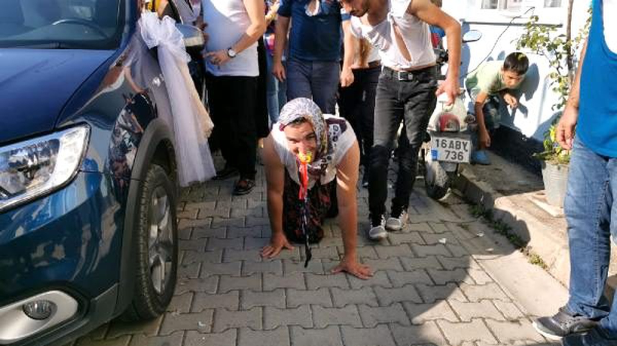 Şalvarlı emzikli damat, gelin evine emekleyerek gitti