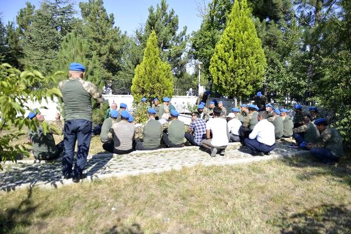 Şehit asker arkadaşlarının mezarlarını ziyaret ettiler