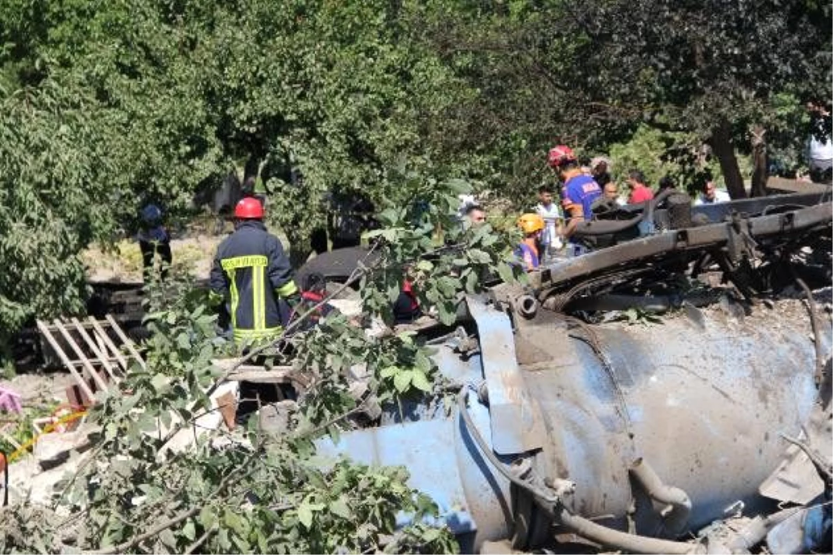 Su tankeri bağ evine daldı: 4 ölü, 1 yaralı (2)- yeniden