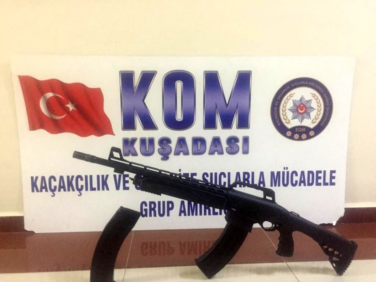 Şüphe üzerine durdurulan araçtan ruhsatsız şarjörlü yarı otomatik tüfek çıktı