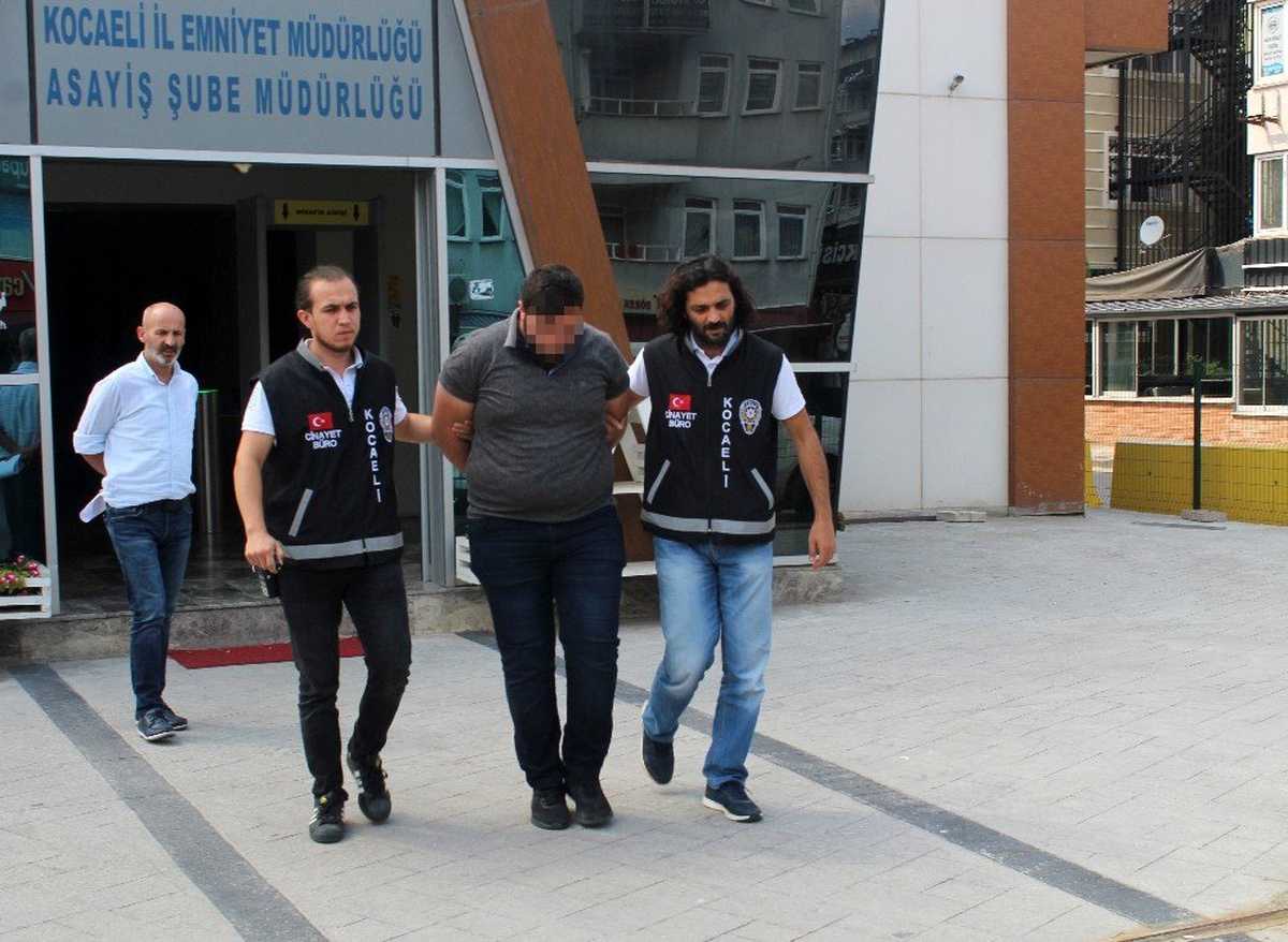 Tartıştıkları şahsı bıçaklayarak öldürdükleri iddia edilen 4 kişi adliyede