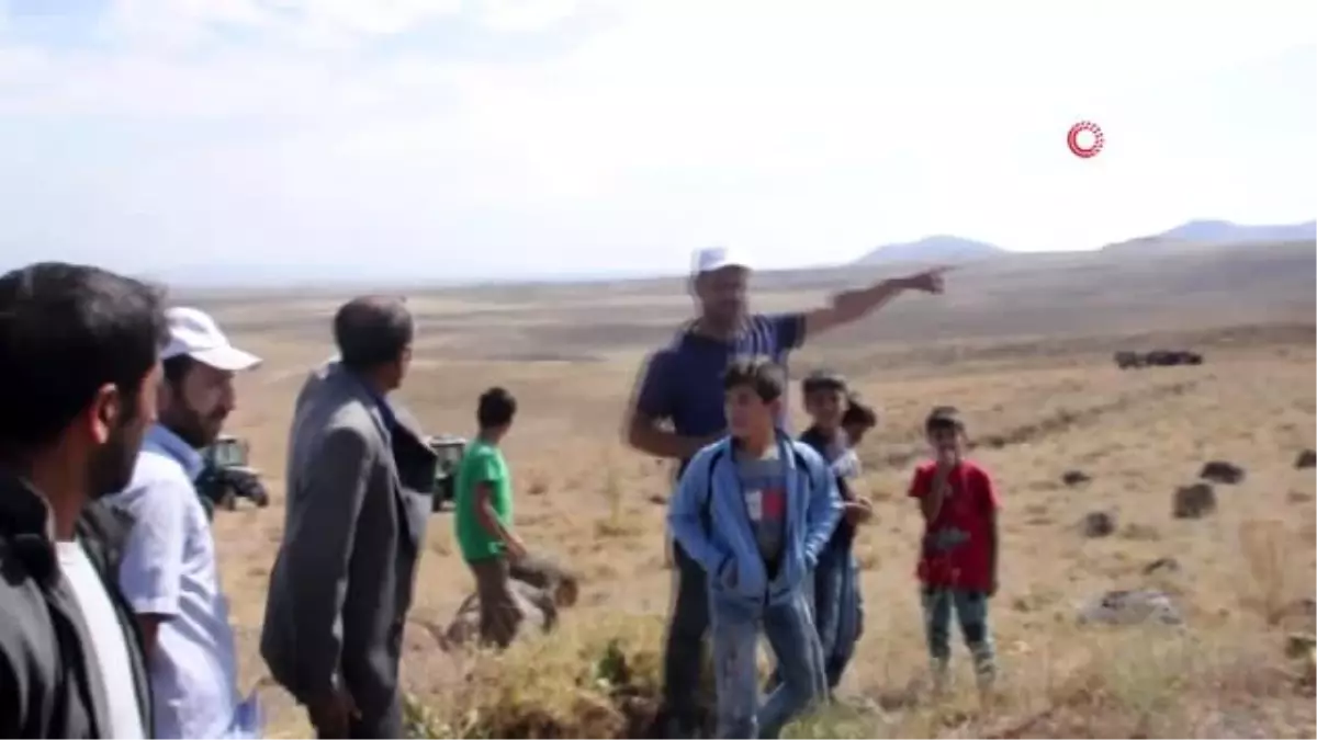 Taş ocağı kurulmasını istemen köylüler traktörleri ile eylem yaptılar