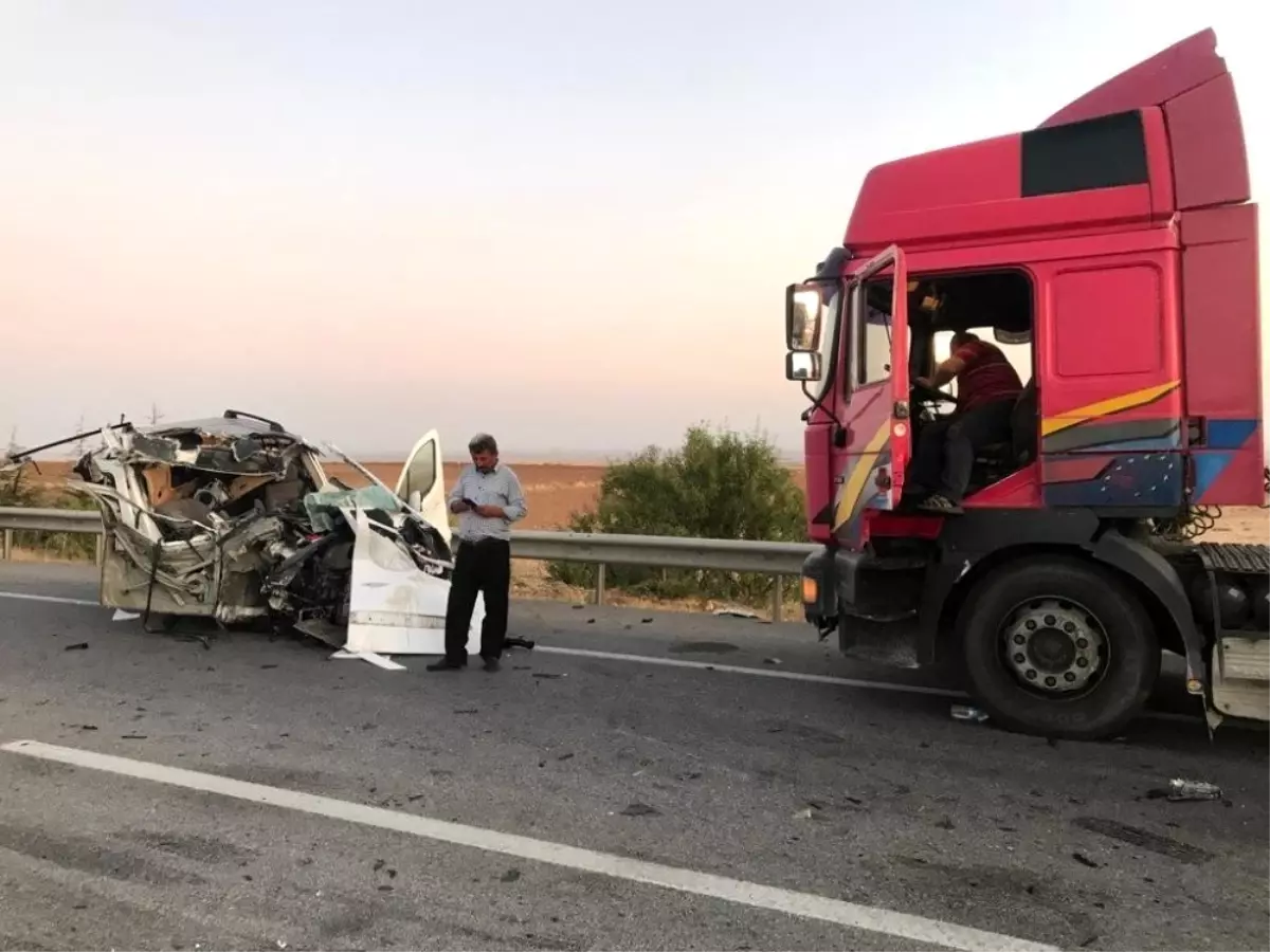 Tırın altına giren araç paramparça oldu: 1 ölü