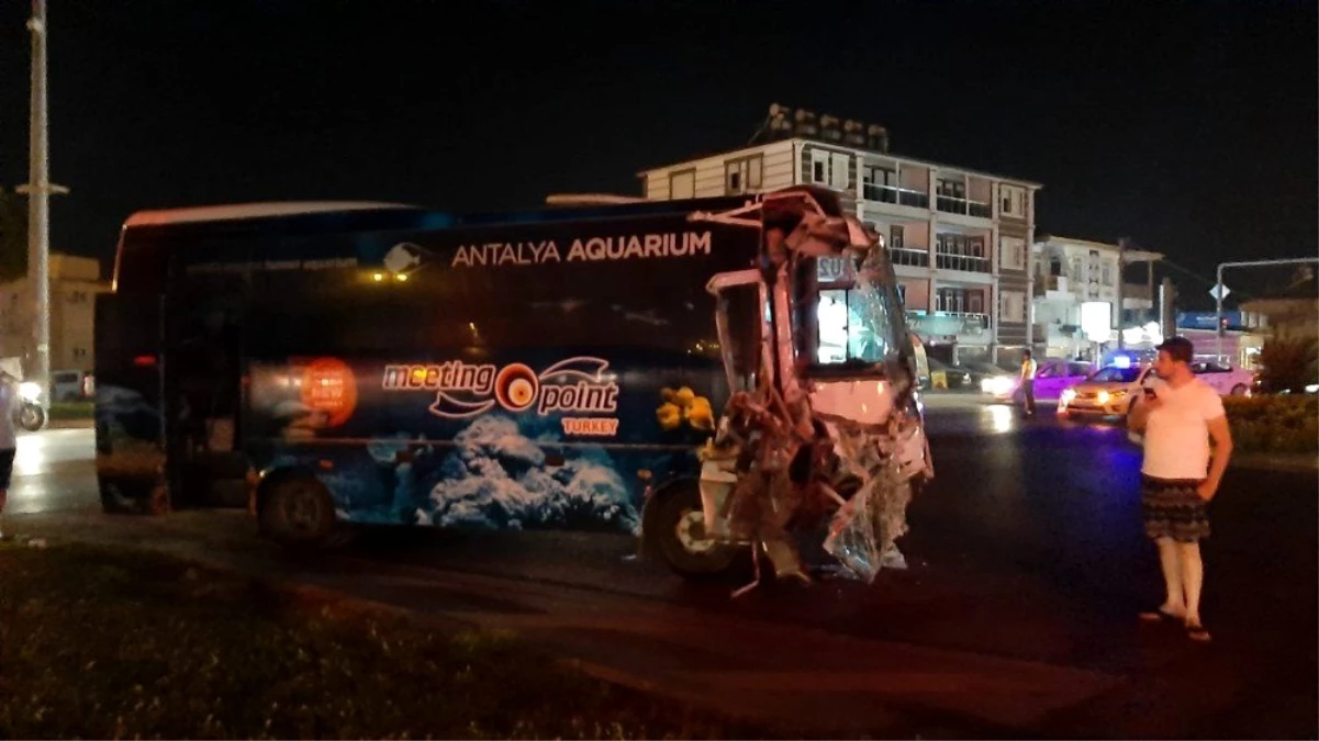 Yolcu otobüsü ile tur otobüsü çarpıştı: 4\'ü turist 13 yaralı
