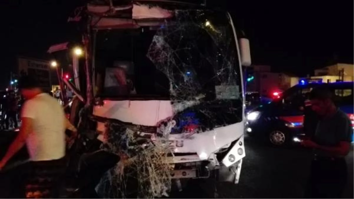 Yolcu otobüsü ve tur midibüsü çarpıştı: 13 yaralı