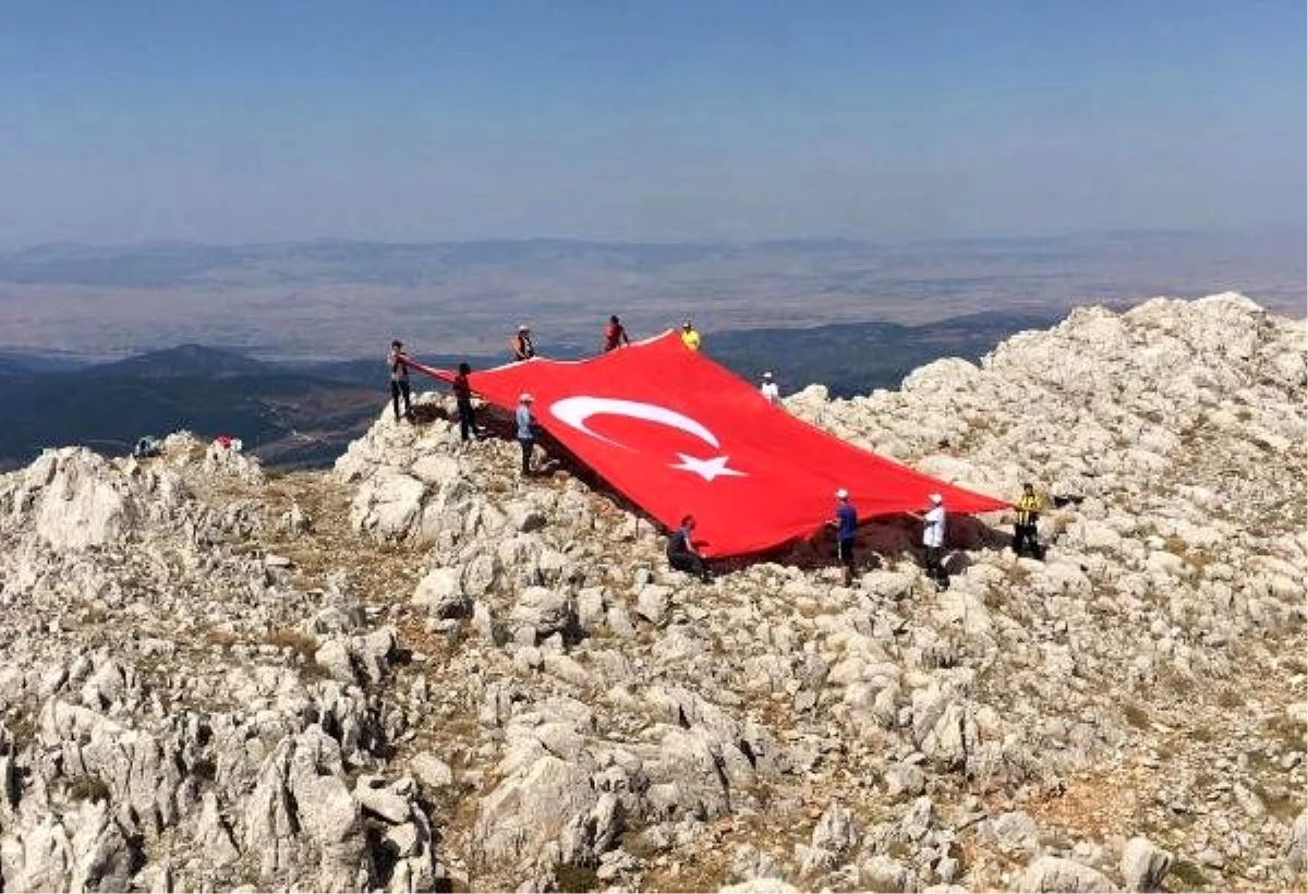 Zirveye 60 metrekarelik türk bayrağı asıp, 30 ağustos\'u kutladılar