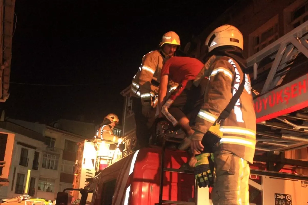 2 katlı binada çıkan yangında 7 kişi mahsur kaldı: 3 kişi dumandan etkilendi