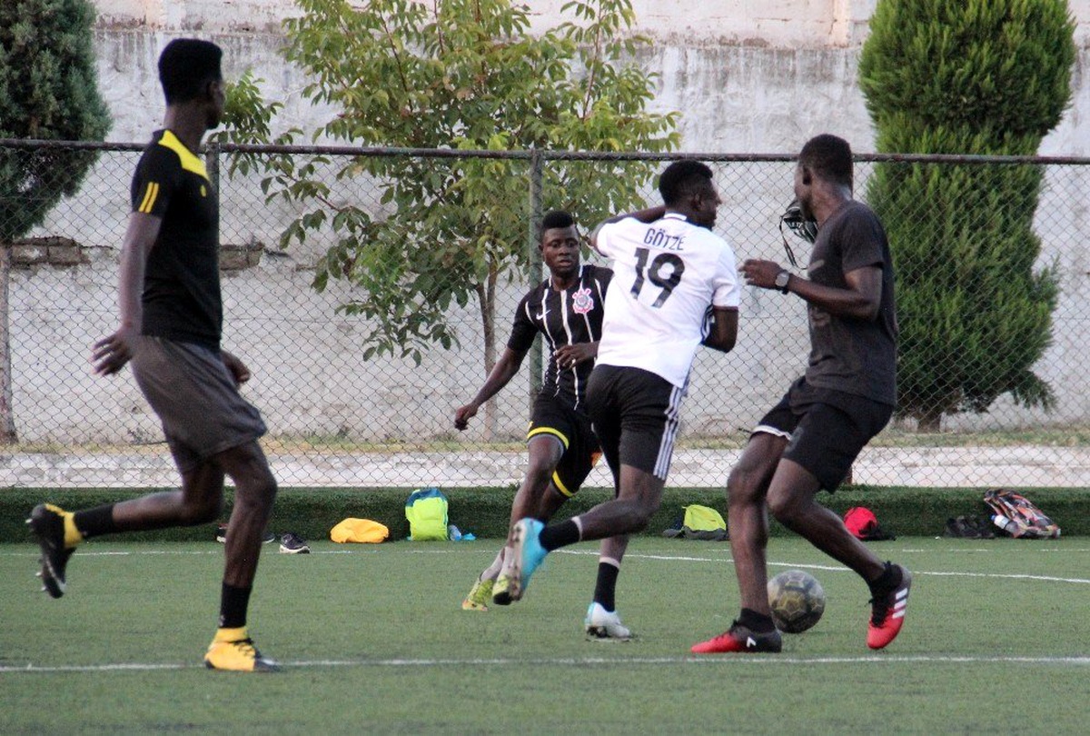 Afrika değil Aydın, mahalle takımı kuran siyahi gençler futbolun keyfini çıkarıyor
