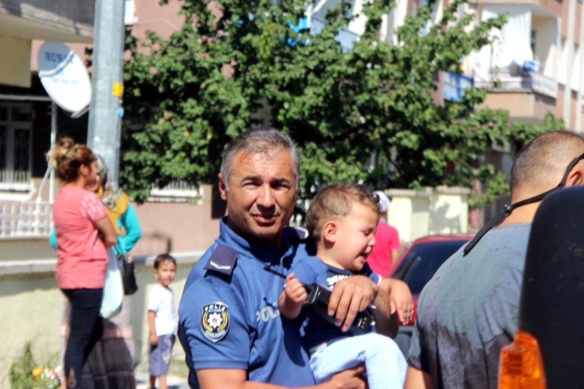 Ailesinin yalnız bıraktığı 3 çocuk yangında mahsur kaldı