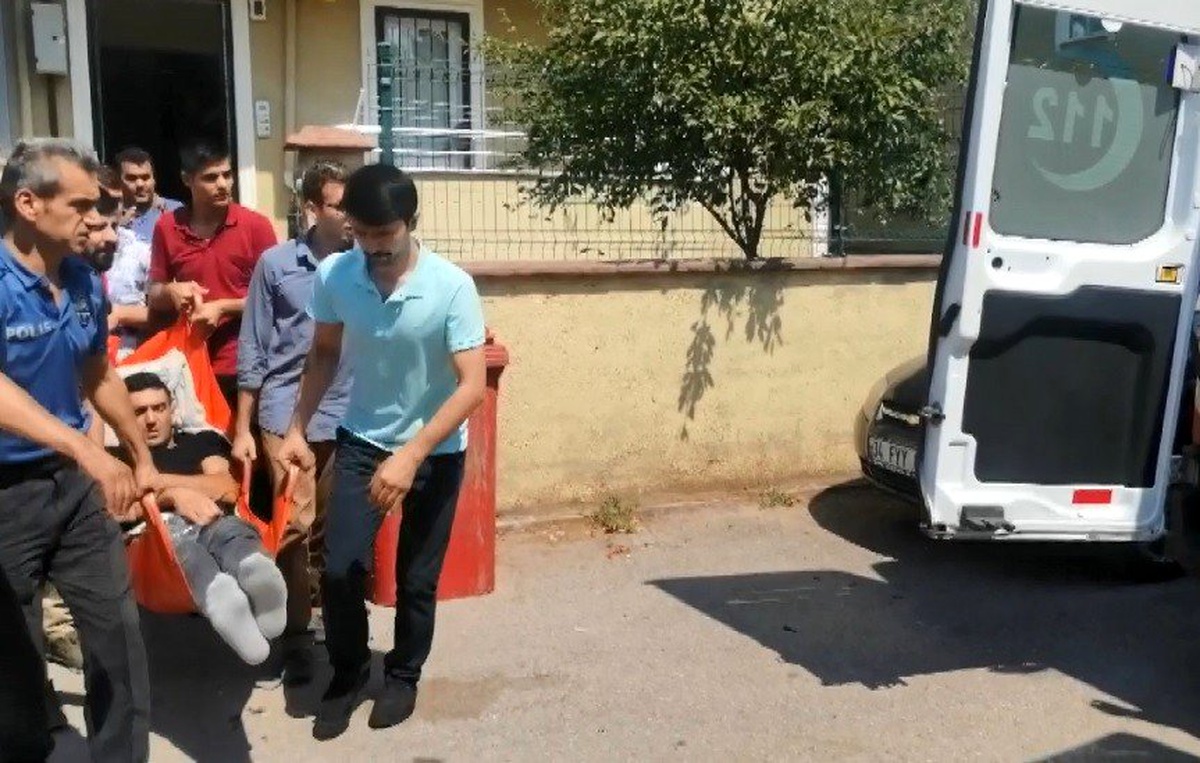 Amcasının trafik kazası geçirdiğini öğrenen genç kendini bıçakladı