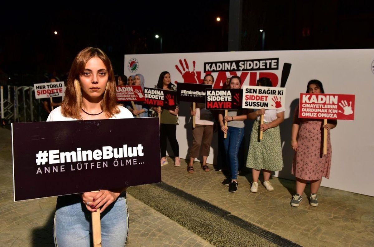 Antalya\'da "kadına şiddete hayır" duvarı oluşturuldu