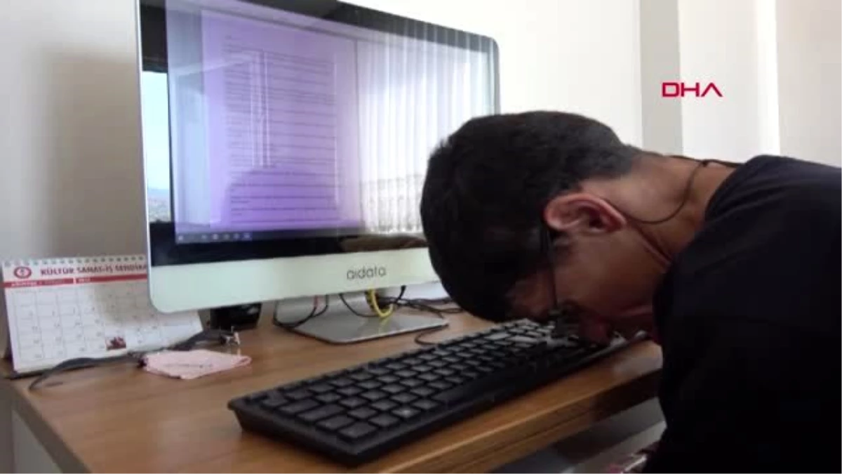 Aydın serebral palsi hastası mustafa, klavyeyi burnu ile kullanarak ikinci kitabını yazıyor