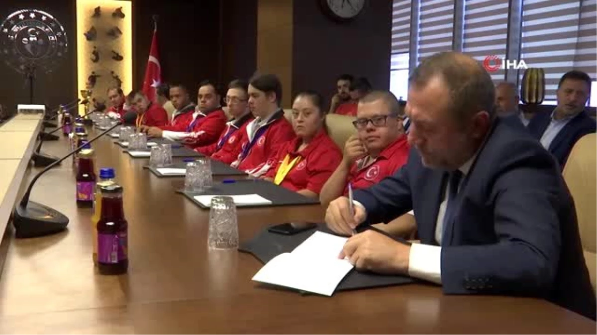Bakan Kasapoğlu, down sendromlu sporcularla buluştu