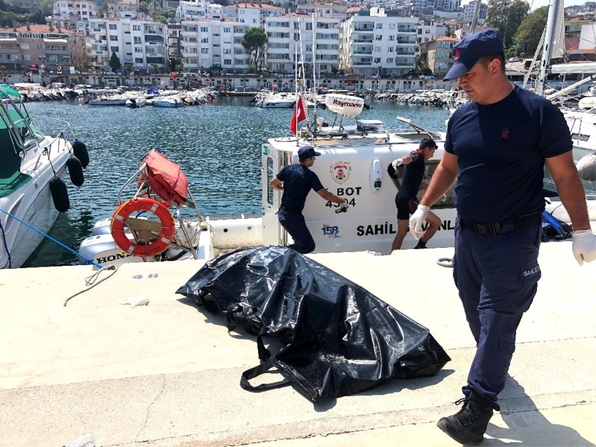 Balıkçılar su üzerinde çürümüş erkek cesedi buldu