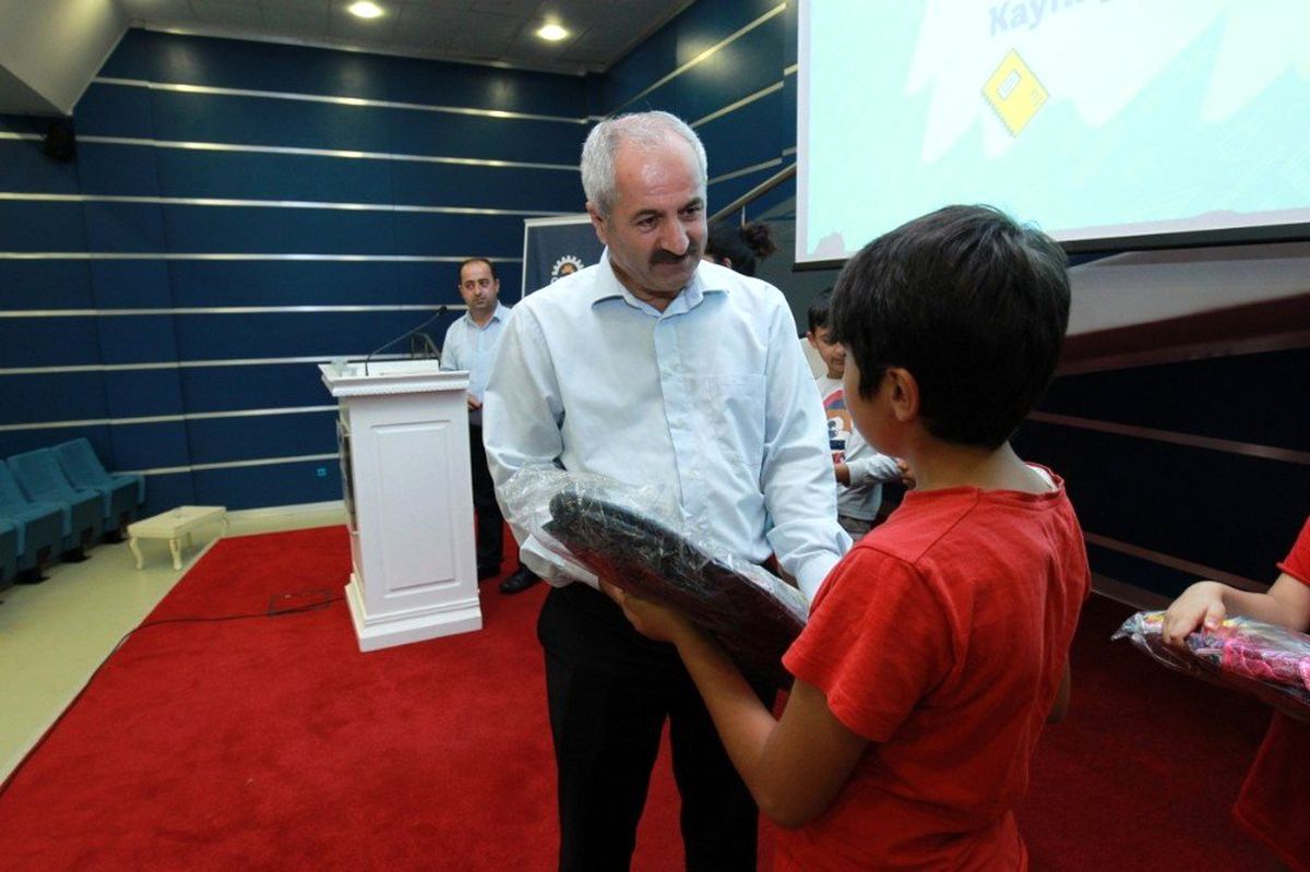 Başkan Büyükgöz\'den çocuklara okul hediyesi