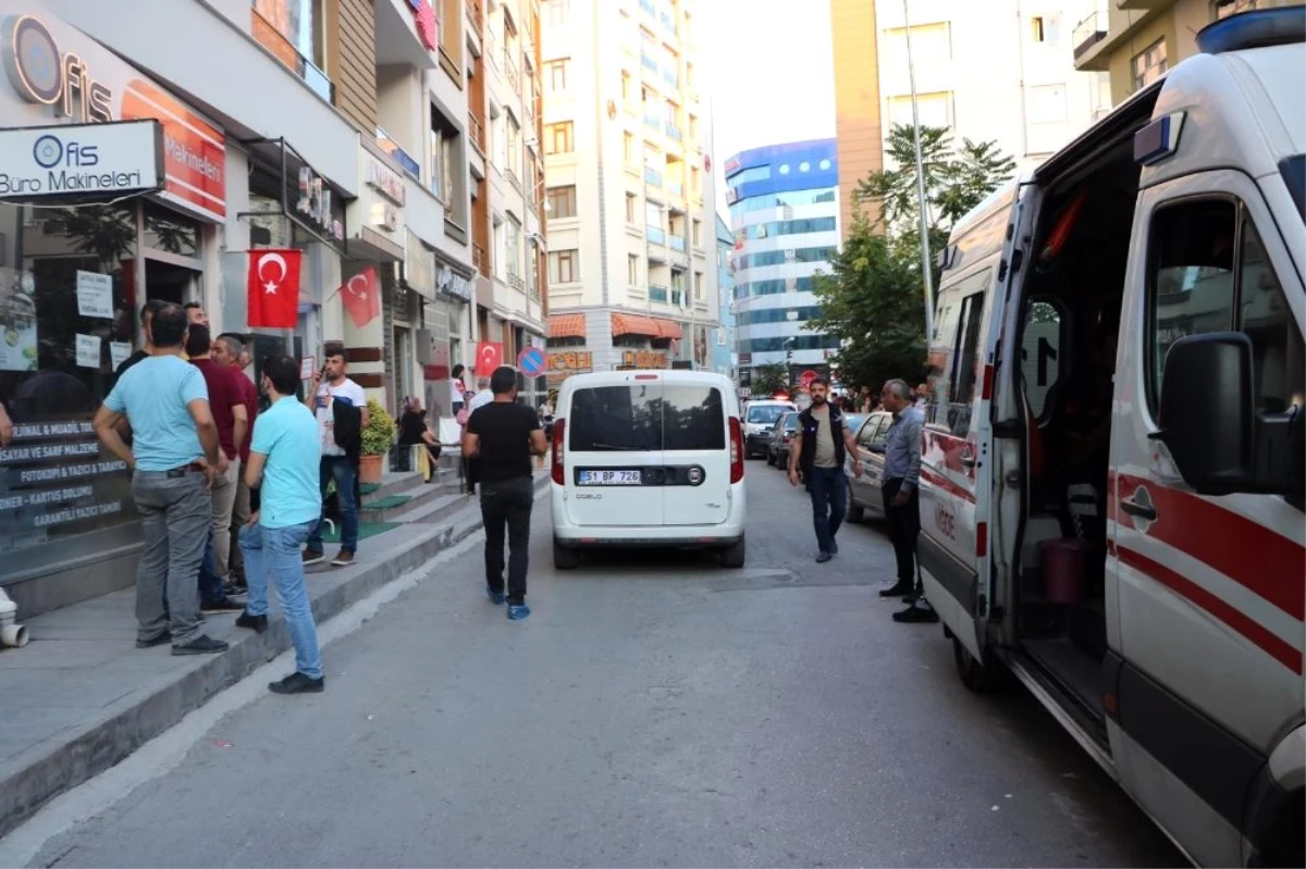 Boşanma aşamasındaki karısını başından vurarak öldürdü