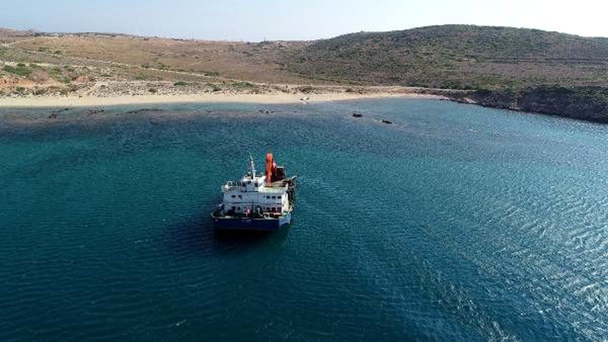 Bozcaada\'da yarısı batık gemi, oturduğu karada duruyor