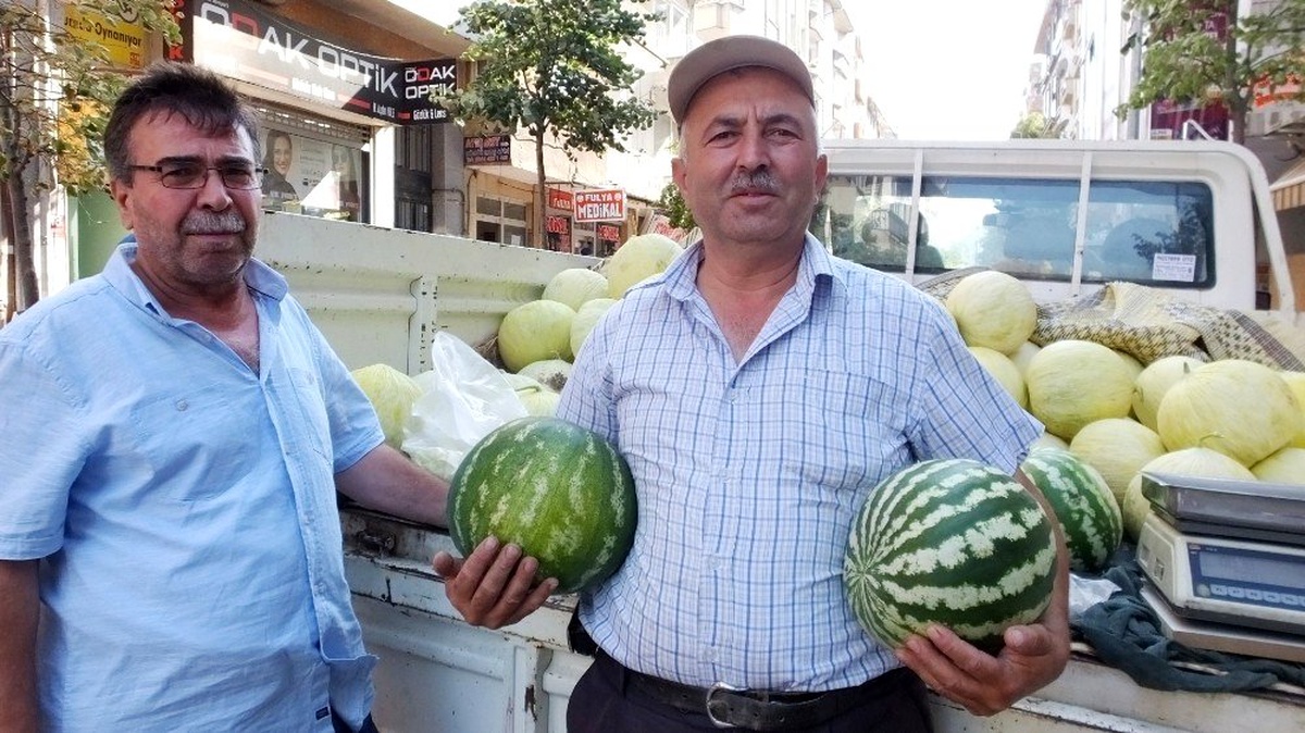 Burhaniye\'de Yabancılar Karpuzu kazandırdı