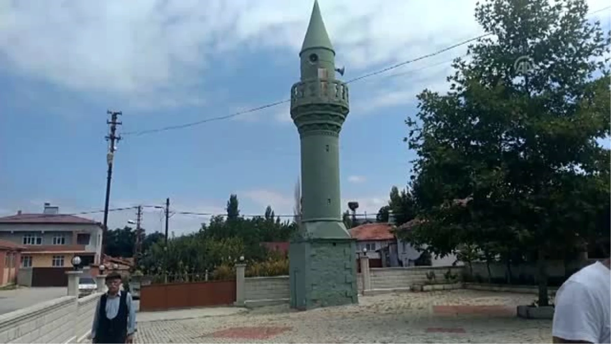 Cami ile minarenin ayrı yerde olması şaşırtıyor