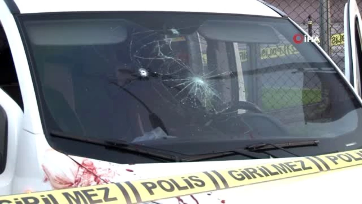 Camlarında kurşun delikleri bulunan araç kaza yaptı: 2 yaralı