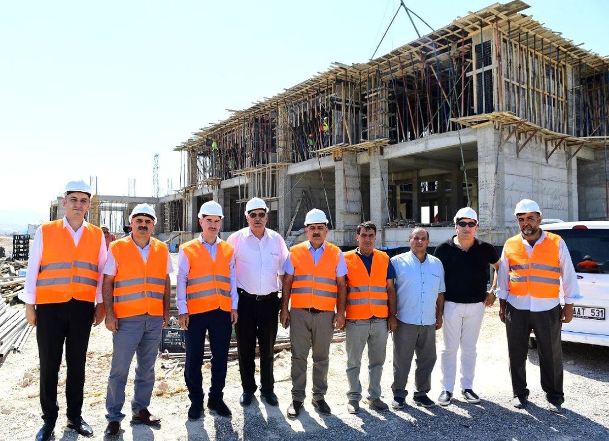 Çınar, yapımı devam eden Gençlik Merkezi\'ni inceledi