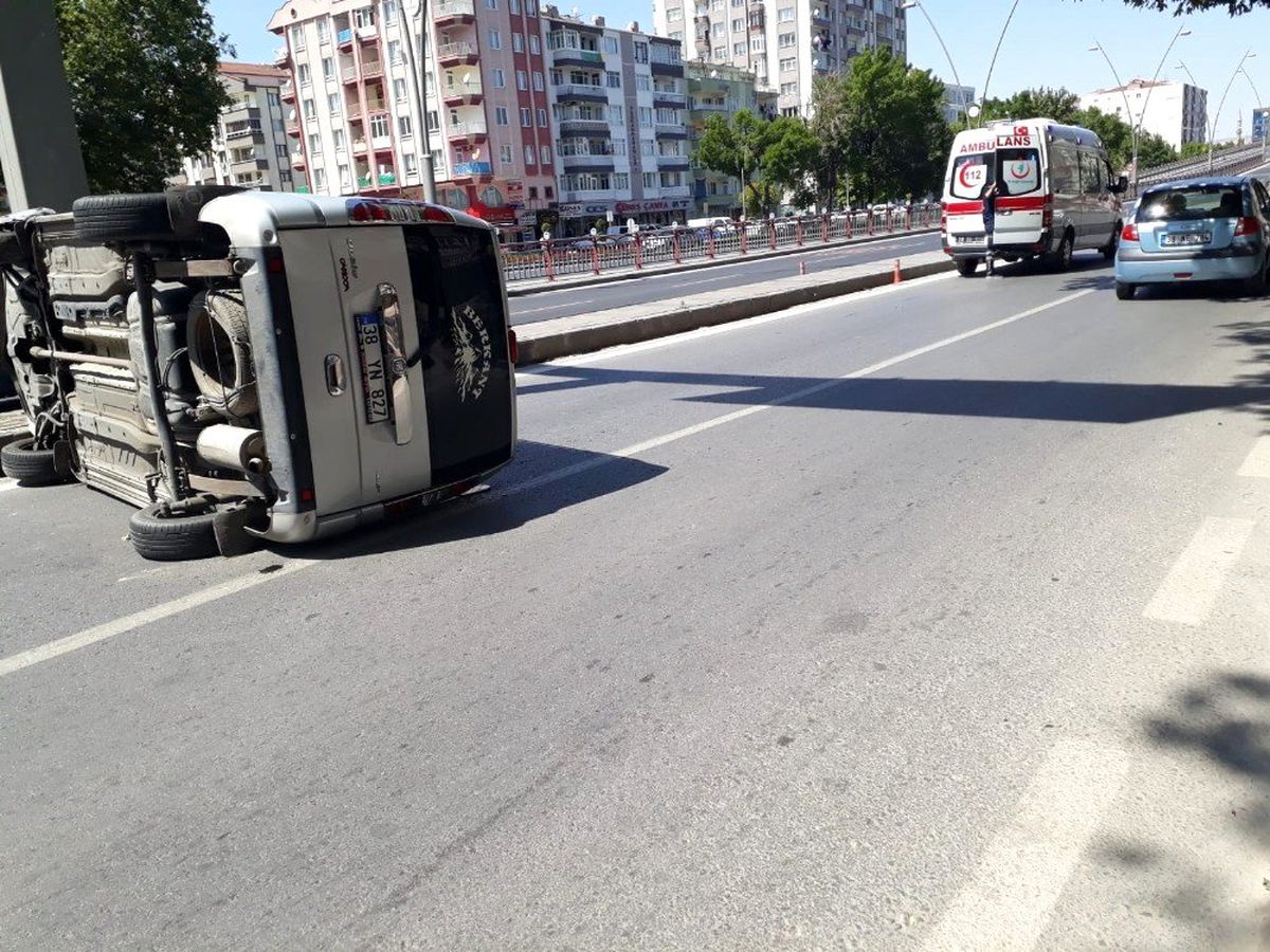 Direksiyon hakimiyeti kaybolan araç yan yattı