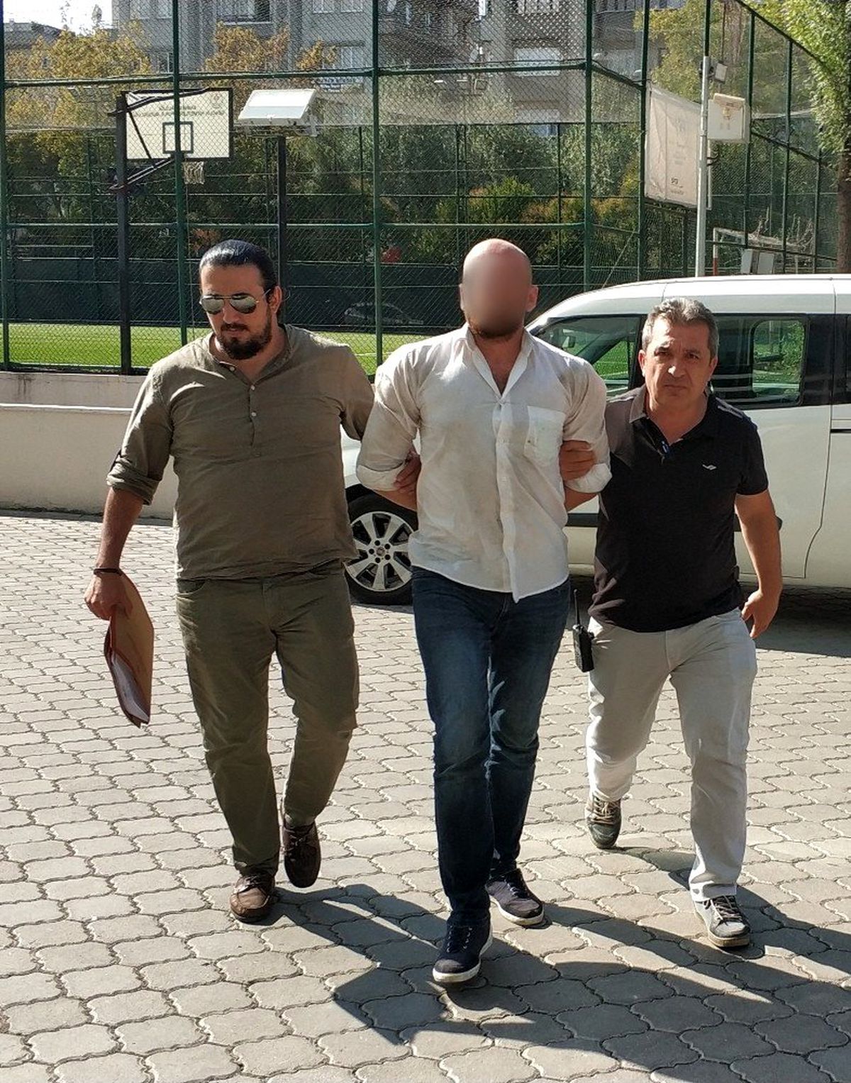 Dur ihtarına uymayıp polisi aracıyla sürükleyen şahıs tutuklandı