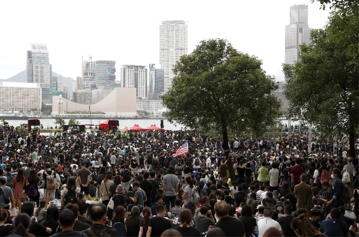 Eğitim döneminin ilk gününde Hong Konglu öğrenciler sokaklarda