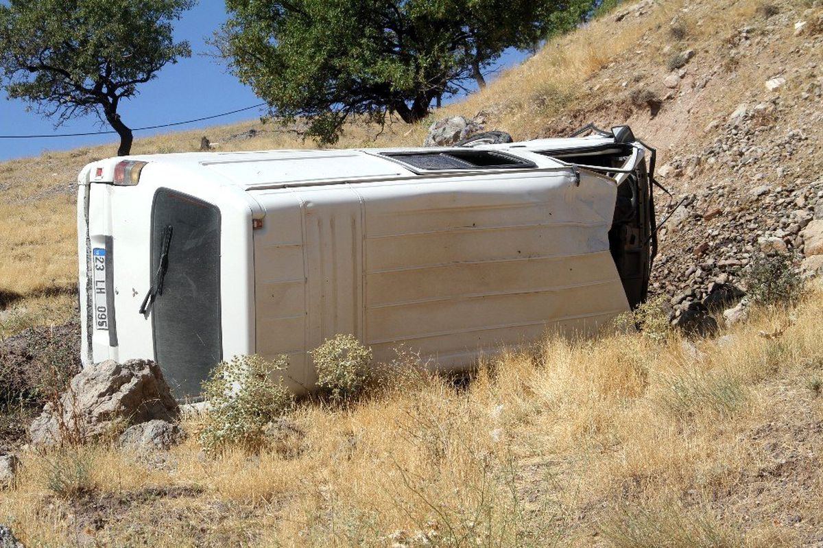 Elazığ\'da minibüs şarampole yuvarlandı : 2 yaralı