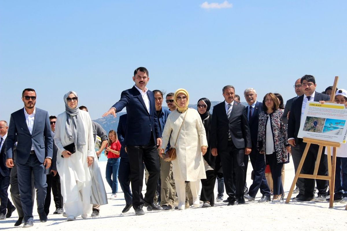 Emine Erdoğan ve Bakan Kurum, Salda Gölü\'nde incelemelerde bulundu