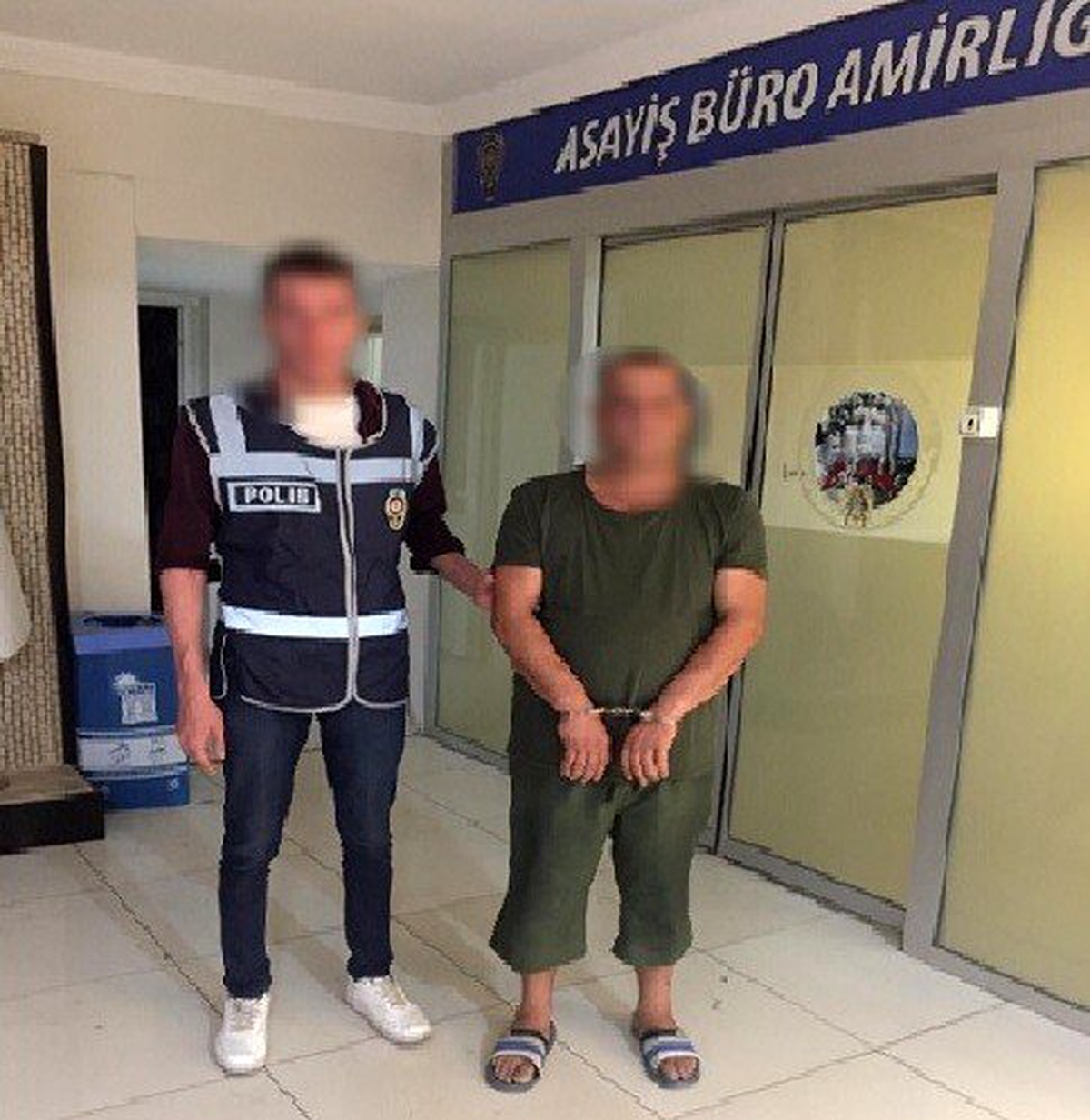 Eşinin evine silahla gelen koca tutuklandı