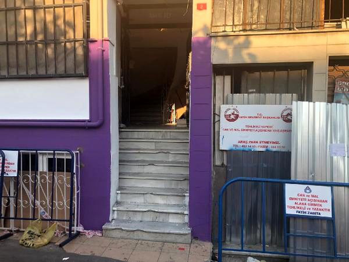 Fatih\'te uyarılara rağmen mühürlenen binaya girdiler