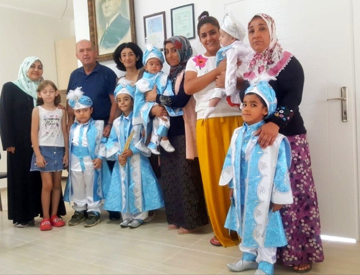 Foçalı muhtar mahallesinin çocuklarını sünnet ettirdi