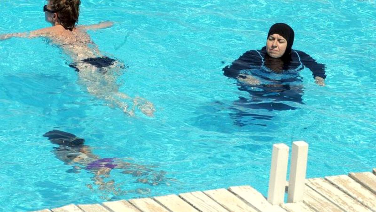 Fransa\'da havuza haşama ile giren Müslüman kadınlara polis müdahalesi