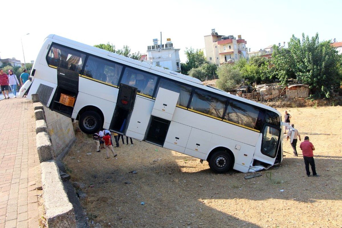Freni boşalan otobüs istinat duvarından aşağıya uçtu