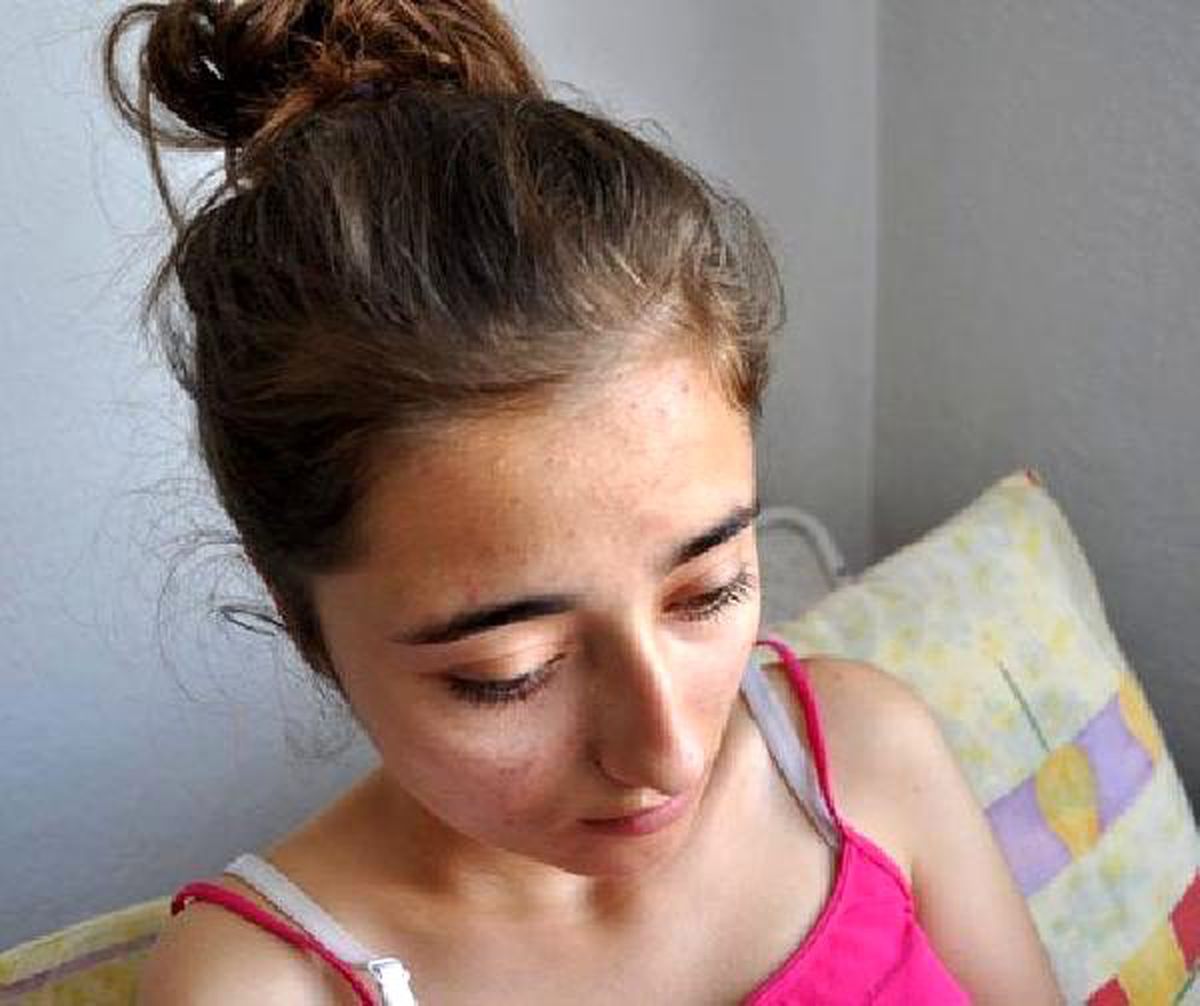 Genç kız evine giderken arıların saldırısına uğradı