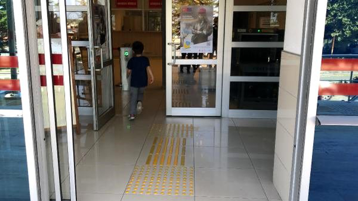 Gözaltına alınan babasının peşinden koştu