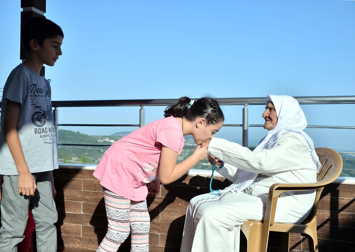 Hac hayali gerçek olan asırlık Fikriye Nine\'nin mutluluğu