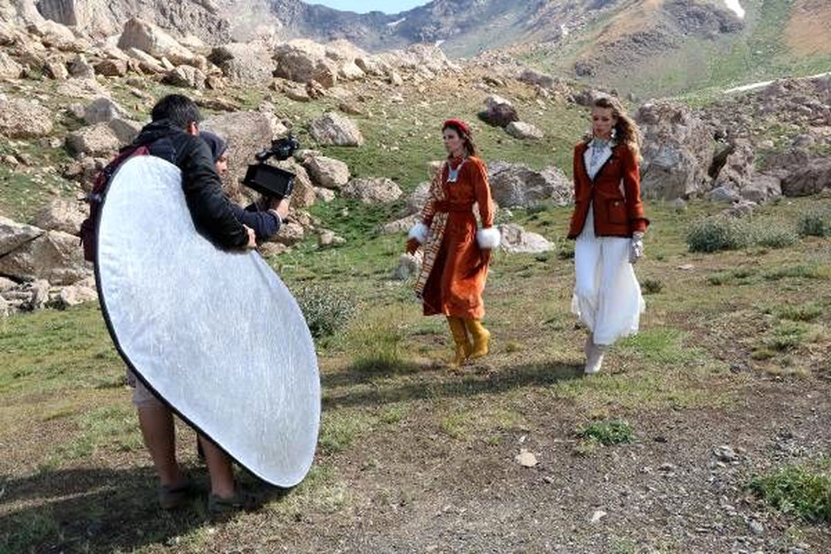 Hakkari\'deki berçelan yaylası\'nda moda çekimi