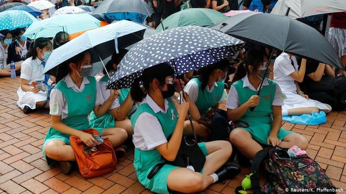 Hong Kong\'da yeni öğretim yılı protesto ile başladı